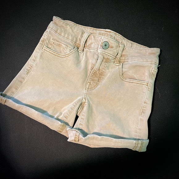 American Eagle Ladies Midi Khaki Shorts